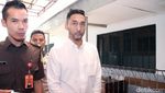 Penampilan Restu Sinaga di Sidang Perdana