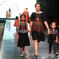 Koleksi Alleira dengan Eksplorasi Batik Jawa, yang mengusung tema Yavadvipa yang bertempat di Ballroom Dharmawangsa Hotel. Jakarta. [Foto: Mohammad Abduh/Wolipop]