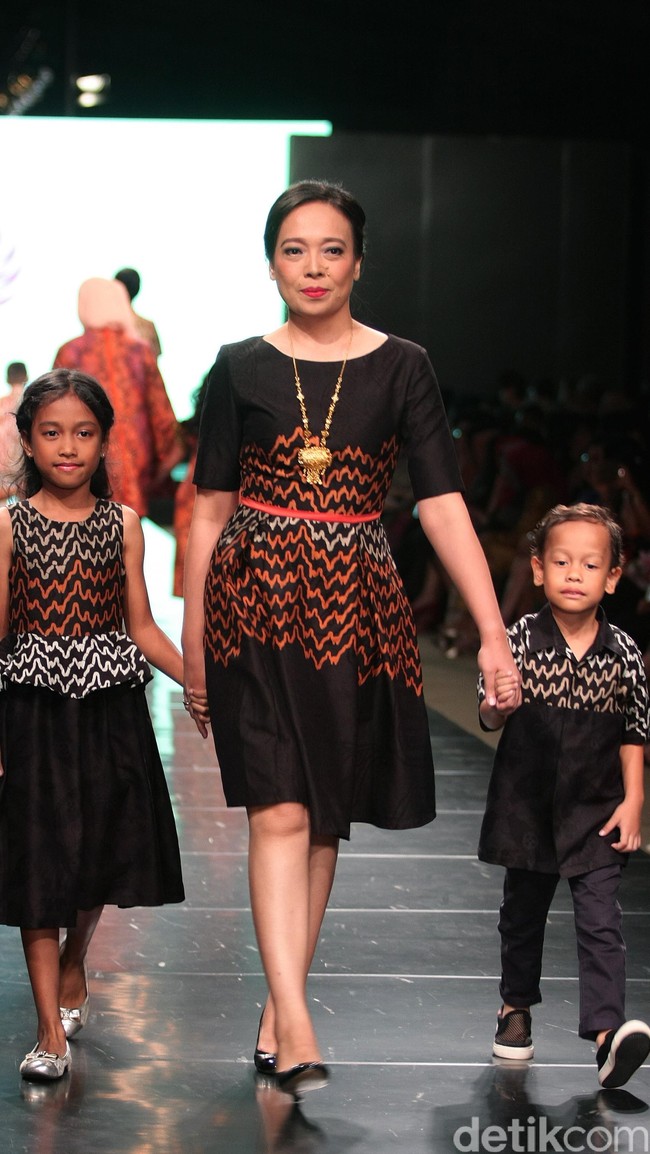 Koleksi Alleira dengan Eksplorasi Batik Jawa, yang mengusung tema Yavadvipa yang bertempat di Ballroom Dharmawangsa Hotel. Jakarta. [Foto: Mohammad Abduh/Wolipop]