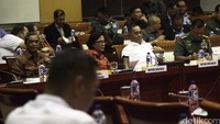 Komisi I DPR RI melakukan rapat kerja dengan Menteri PPN/Kepala Bappenas, Menkeu RI, Menhan RI, dan Panglima TNI.