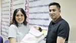 Nindy dan Suami Semringah Sambut Buah Hati