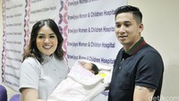 Nindy bersama suami, Askara Parasady saat ditemui di Rumah Sakit Brawijaya, Jakarta Selatan pada Rabu (12/10/2016). Pool/Noel/detikFoto.
