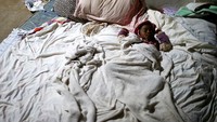 Seorang anak kecil tidur di pengungsian. Carlos Garcia Rawlins/Reuters/detikFoto.