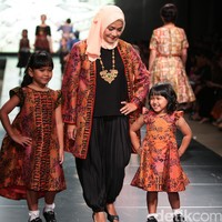 Koleksi Alleira dengan Eksplorasi Batik Jawa, yang mengusung tema Yavadvipa yang bertempat di Ballroom Dharmawangsa Hotel. Jakarta. [Foto: Mohammad Abduh/Wolipop]