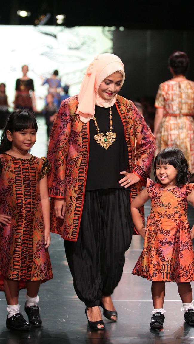 Koleksi Alleira dengan Eksplorasi Batik Jawa, yang mengusung tema Yavadvipa yang bertempat di Ballroom Dharmawangsa Hotel. Jakarta. [Foto: Mohammad Abduh/Wolipop]