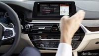 Ada fitur gestur di audio mobil. Mengatur audio tinggal melambaikan tangan. Foto: BMW