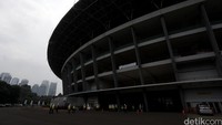 Sejumlah pekerja nampak mengamati stadion dari luar.