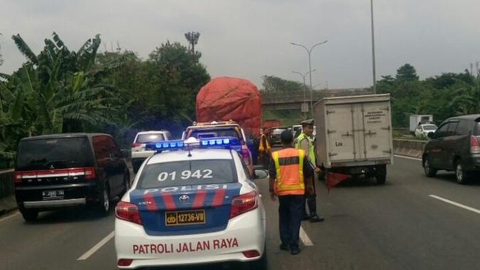 Ada Truk Terguling, Tol Purbaleunyi Arah Jakarta Macet 4 Km