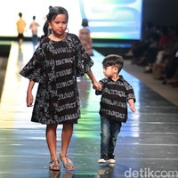 Koleksi Alleira dengan Eksplorasi Batik Jawa, yang mengusung tema Yavadvipa yang bertempat di Ballroom Dharmawangsa Hotel. Jakarta. [Foto: Mohammad Abduh/Wolipop]
