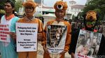 Pecinta Satwa Demo di Balai Kota