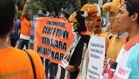 Demontrasi yang diikuti sekitar 20 orang ini memakai atribut berupa baju binatang.