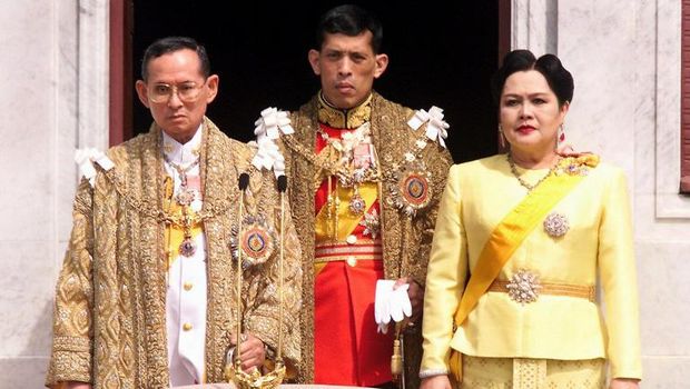 Maha Vajiralongkorn (tengah) bersama Raja Bhumibol dan Ratu Sirikit dalam foto tahun 1999 (AFP PHOTO/PORNCHAI KITTIWONGSAKUL)