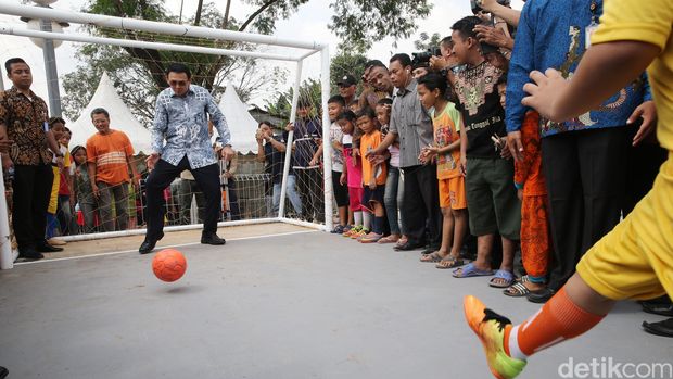 Ahok saat bermain sepakbola di peresmian sebuah RPTRA
