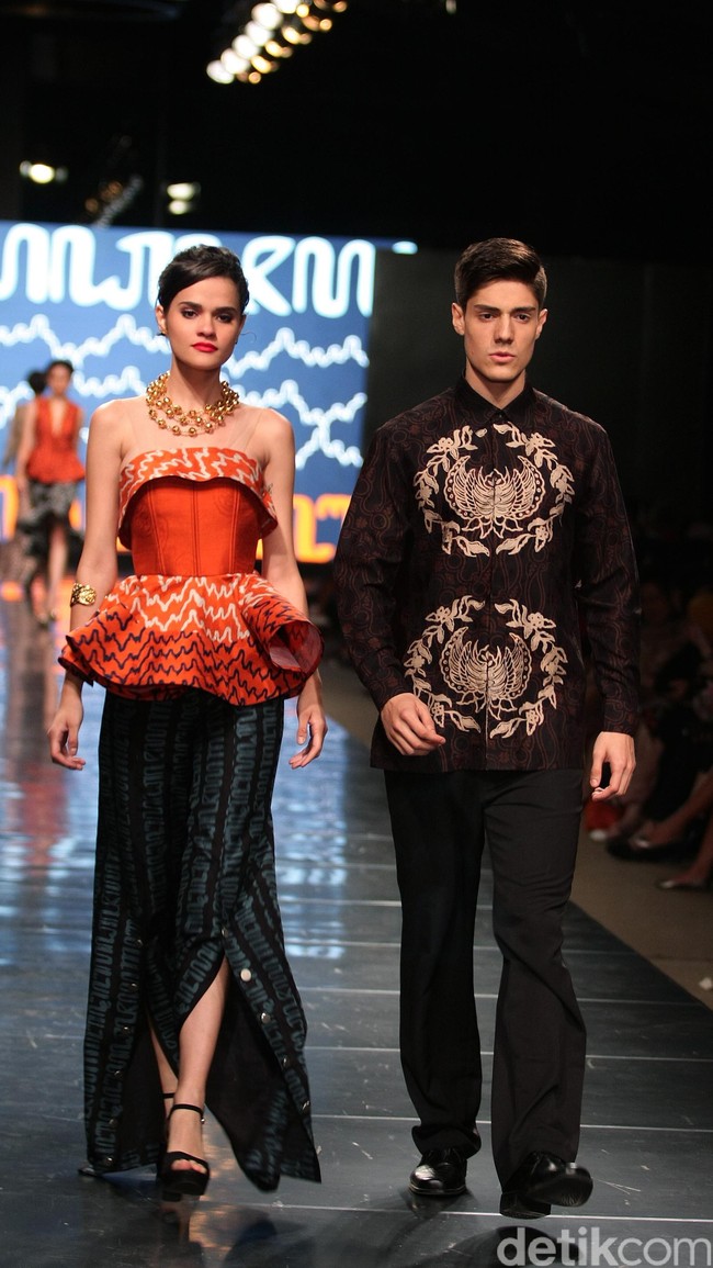 Koleksi Alleira dengan Eksplorasi Batik Jawa, yang mengusung tema Yavadvipa yang bertempat di Ballroom Dharmawangsa Hotel. Jakarta. [Foto: Mohammad Abduh/Wolipop]