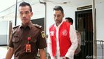 Penampilan Restu Sinaga di Sidang Perdana
