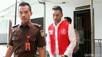 Ia tampak tertunduk lesu saat bersiap-siap memasuki ruang sidang. Pool/Ismail/detikFoto.