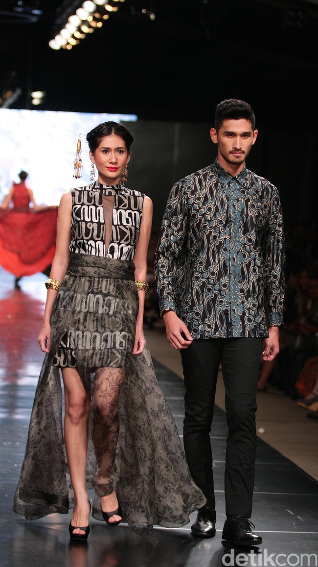 Koleksi Alleira dengan Eksplorasi Batik Jawa, yang mengusung tema Yavadvipa yang bertempat di Ballroom Dharmawangsa Hotel. Jakarta. [Foto: Mohammad Abduh/Wolipop]