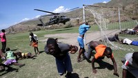 Helikopter Amerika Serikat lepas landas usai mendistribusikan bantuan untuk korban topan di Les Anglais, Haiti. Andres Martinez Casares/Reuters/detikFoto.