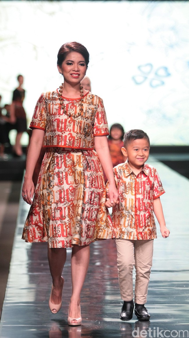 Koleksi Alleira dengan Eksplorasi Batik Jawa, yang mengusung tema Yavadvipa yang bertempat di Ballroom Dharmawangsa Hotel. Jakarta. [Foto: Mohammad Abduh/Wolipop]