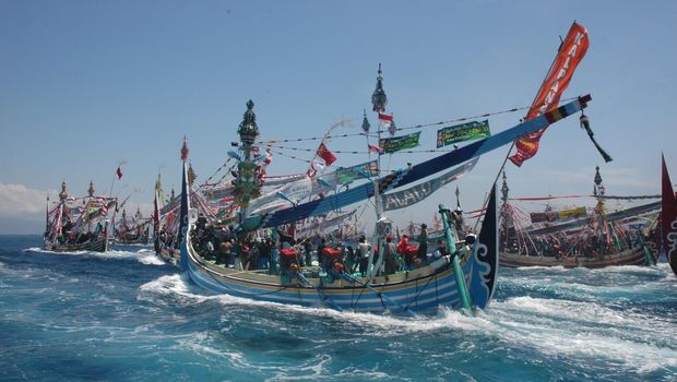 Menggunakan kapal phinisi untuk Ritual Petik Laut (Ardian/detikTravel)