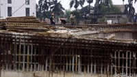 Pekerja menyelesaikan jembatan di persimpangan Antasari dalam proyek Pembangunan Jalan Tol Depok-Antasari (Desari).
