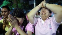 Pada Kamis (13/10) ini, sekitar 300 warga Thailand di luar rumah sakit tempat Raja Bhumibol dirawat. Mereka datang karena khawatir akan kondisi kesehatan sang Raja dan berusaha mendoakannya.  REUTERS/Athit Perawongmetha.