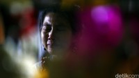 Seorang warga Thailand berdoa untuk rajanya yang baru saja wafat. REUTERS/Athit Perawongmetha.