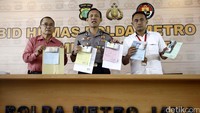 Kabid Humas Polda Metro Jaya Kombes Awi Setiyono (tengah) menggelar jumpa pers soal operasi tangkap tangan (OTT) terhadap tiga oknum polisi yang diduga melakukan praktik pungli pada gerai SIM dan layanan SIM keliling di beberapa lokasi di Jakarta. Jumpa pers berlangsung di Mapolda Metro Jaya, Kamis (13/10/2016).
