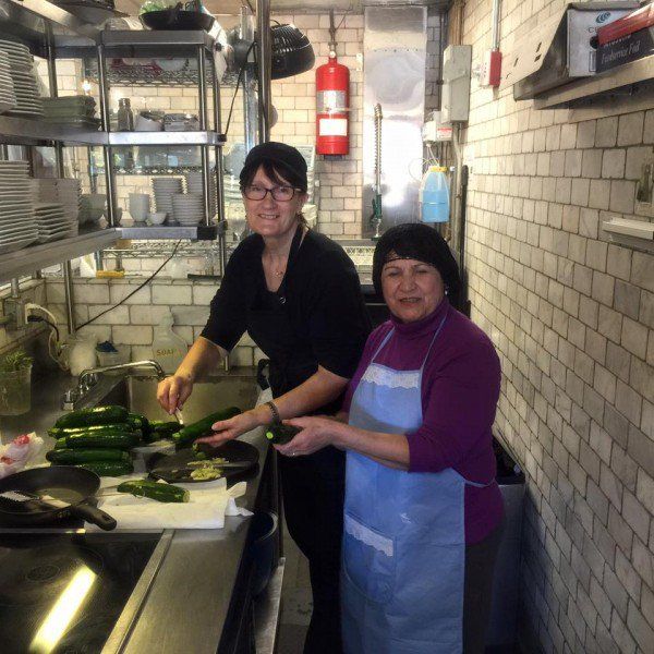 Restoran Ini Lebih Pilih Pekerjakan Nenek Dibanding <i>Chef</i> Profesional