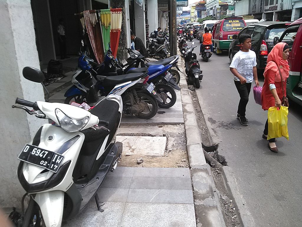Motor dan PKL Kuasai Trotoar Cantik di Pasar Baru Bandung