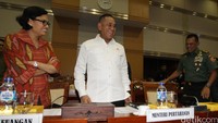 Dalam rapat kerja tersebut dihadiri Menkeu, Sri Mulyati, Menhan, Ryamizard Ryacudu  dan Panglima TNI Jenderal Gatot Nurmantio.