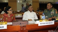 Sri Mulyani berbincang-bincang dengan Menhan Ryamizard dan Panglima TNI Jenderal Gatot Nurmantio di Komplek Parlemen, Senayan, Jakarta, Kamis (13/10/2016).