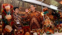 Menteri Desa, PDT dan Transmigrasi Eko Sandjojo mengunjungi booth dan mengamati beragam produk seusai membuka Expo Potensi Desa 2016 di Jakarta Convention Center, Kamis (13/10/2016).