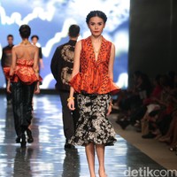 Koleksi Alleira dengan Eksplorasi Batik Jawa, yang mengusung tema Yavadvipa yang bertempat di Ballroom Dharmawangsa Hotel. Jakarta. [Foto: Mohammad Abduh/Wolipop]