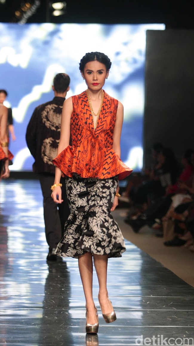 Koleksi Alleira dengan Eksplorasi Batik Jawa, yang mengusung tema Yavadvipa yang bertempat di Ballroom Dharmawangsa Hotel. Jakarta. [Foto: Mohammad Abduh/Wolipop]