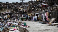 Jalanan digunakan sebagai tempat mengungsi dan menjemur pakaian. UN/Minustah/Reuters/detikFoto.