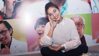 Kira-kira kenapa Tika happy banget yah? Pool/Gus Mun/detikFoto.