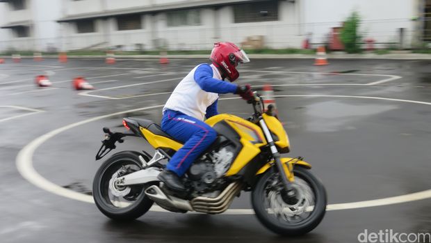 Posisi Tangan yang Baik Saat Mengendarai Motor