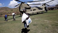 Tentara Amerika Serikat mendistribusikan bantuan untuk korban Topan Matthew di Les Anglais, Haiti. Andres Martinez Casares/Reuters/detikFoto.