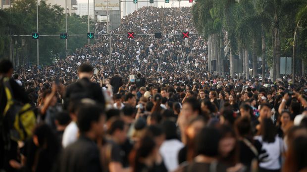 Warga Berlutut di Pinggir Jalan, Beri Penghormatan Terakhir pada Raja Bhumibol