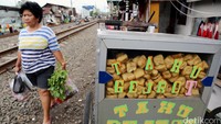 Walau dihimpit kemiskinan warga tetap beraktivitas, seorang ibu pulang usai berbelanja sayuran.