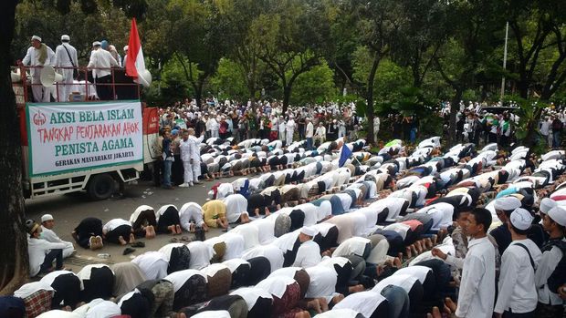 Massa Pendemo Ahok Salat Asar Berjamaah di Depan Balai Kota