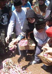  Isak Tangis di Pemakaman Korban Dimas Kanjeng Ismail Hidayah