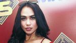 Bebizie Menggoda dengan Dress Merah