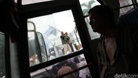 Massa Front Pembela Islam bergerak ke Balai Kota DKI sambil mengibarkan bendera.