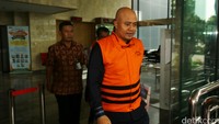 Putu diperiksa sebagai tersangka terkait dugaan menerima suap untuk memuluskan pengalokasian anggaran proyek 12 ruas jalan di Sumatera Barat, di DPR pada APBN-P tahun 2016.