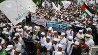 Massa memprotes penistaan Alquran terkait ucapan Gubernur DKI Basuki T Purnama mengenai Al Maidah 51.