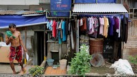 Warga memanfaatkan fasilitas WC umum dikawasan yang terkenal dengan padat penduduk ini.