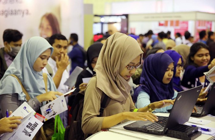 Para pencari kerja yang didominasi fresh graduate memadati Indonesia Career Expo (ICE) di Balai Kartini, Jakarta, Jumat (14/10). Bursa kerja yang berlangsung sampai Sabtu (15/10) diikuti 150 perusahaan dari berbagai sektor industri.