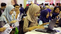 Pencari kerja mengisi sistem online pada pameran bursa kerja yang dapat dilakukan oleh  sistem rekrutmen online JobStreet.com.